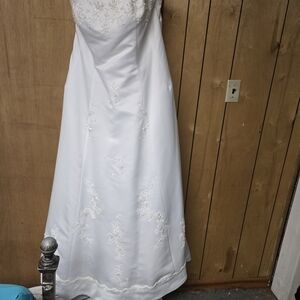 David's Bridal White Wedding Dress with Cream Embroidery